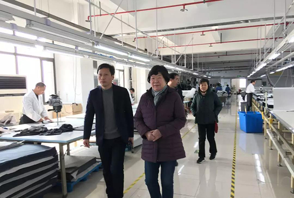 虎豹集團(tuán)沙增斌副總經(jīng)理陪同謝會長、郁會長參觀工廠