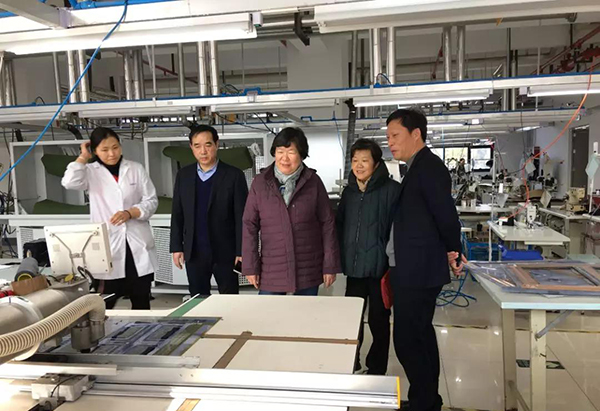 虎豹集團(tuán)沙增斌副總經(jīng)理陪同謝會長、郁會長參觀工廠